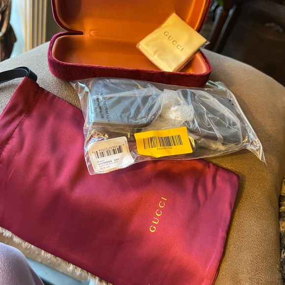 Women’s Gucci sunglasses 56mm black with gold hardware rectangular design. - Picture 4 of 17